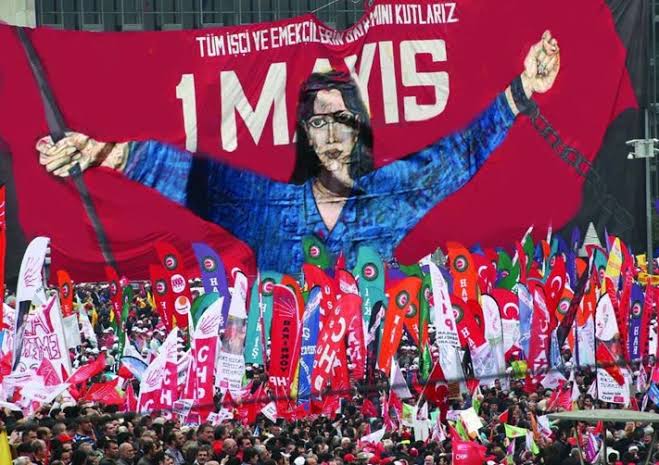 1 Mayıs Birlik, Mücadele ve Dayanışma Gününde Taksim'deyiz ✊ 
YAŞASIN 1 MAYIS ✌
BIJÎ YEK Ê GULAN ✌