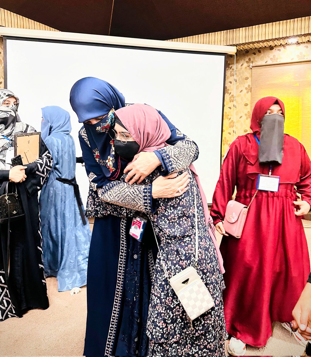 Eman_fatima1278's tweet photo. Alhumdullliah 💕🫂 Blessed Moment 💙
Meet with Dr Ghazala Hassan Qadri ✨ baji Jan 😍
#ItikafCity2024 #ramadan2024 #ItikafCity #DrTahirUlQadri #MSMSisters #MinhajulQuran #DrQadri #AitkaafWomens https://t.co/JWVLWhwBdQ