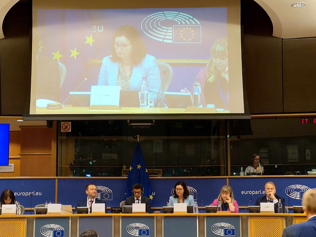 Výbor <a href="/EP_Regional/">REGI Committee Press</a> dnes diskutoval o implementaci programů politiky soudržnosti v období let 2014-2020 v 🇨🇿, 🇪🇪 a 🇲🇹. Debata, které se za 🇨🇿 účastnila velvyslankyně <a href="/EditaHrdaEU/">Edita Hrda</a>, se zaměřila na další kroky ke zlepšení nastavení rámce pro budoucí provádění politiky soudržnosti.