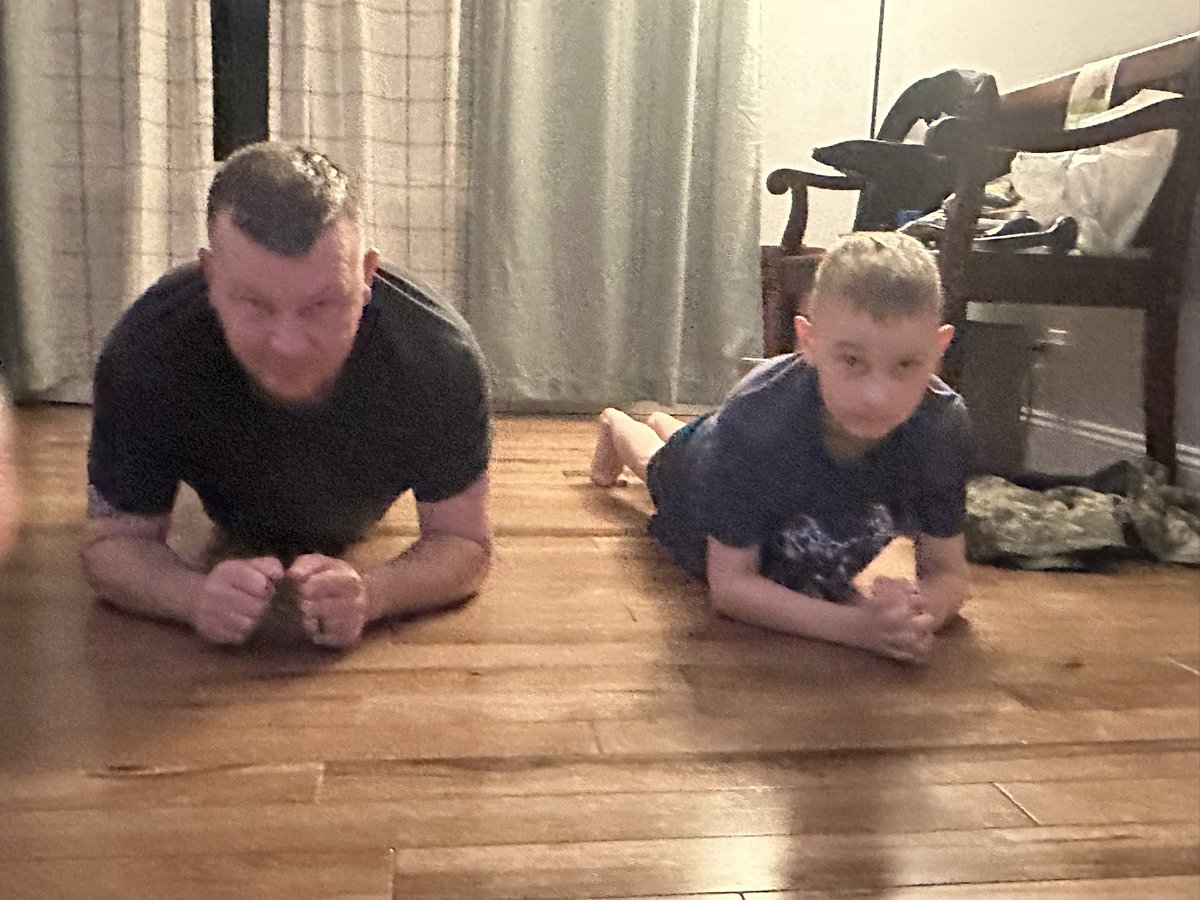 peoples_unicorn's tweet photo. Day8 #PlankChallenge #HRPChallenge #PlankingWithPatriots #30DayPlankChallenge #ACFT #FamilyPlank @realNickCurry https://t.co/Ja1uCq6VfU