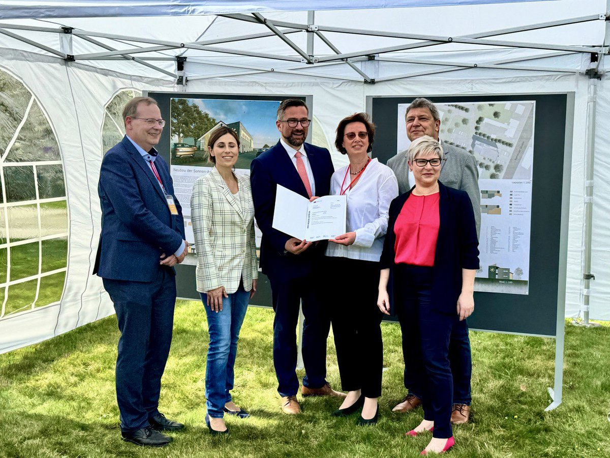 SMWA_SN's tweet photo. 💡🇪🇺 #Sachsen und die EU investieren in die Zukunft! Der Neubau der »Sonnen-Apotheke« in #Bischofswerda wird mit 1,5 Millionen Euro unterstützt. Wirtschaftsminister @MartinDulig hat den Fördermittelbescheid heute in #Schiebock überreicht.
ℹ️ #ZUKUNFTblog: https://t.co/R3VUYnBT5A https://t.co/O5pmvG888J