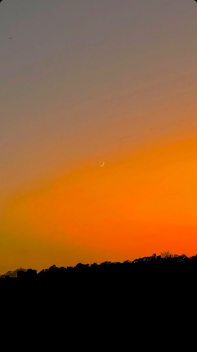 i’ve accepted that ill never be able to see the eid moon so here are my crescent moon pictures instead :) chaand raat mubarak my lovelies 💕