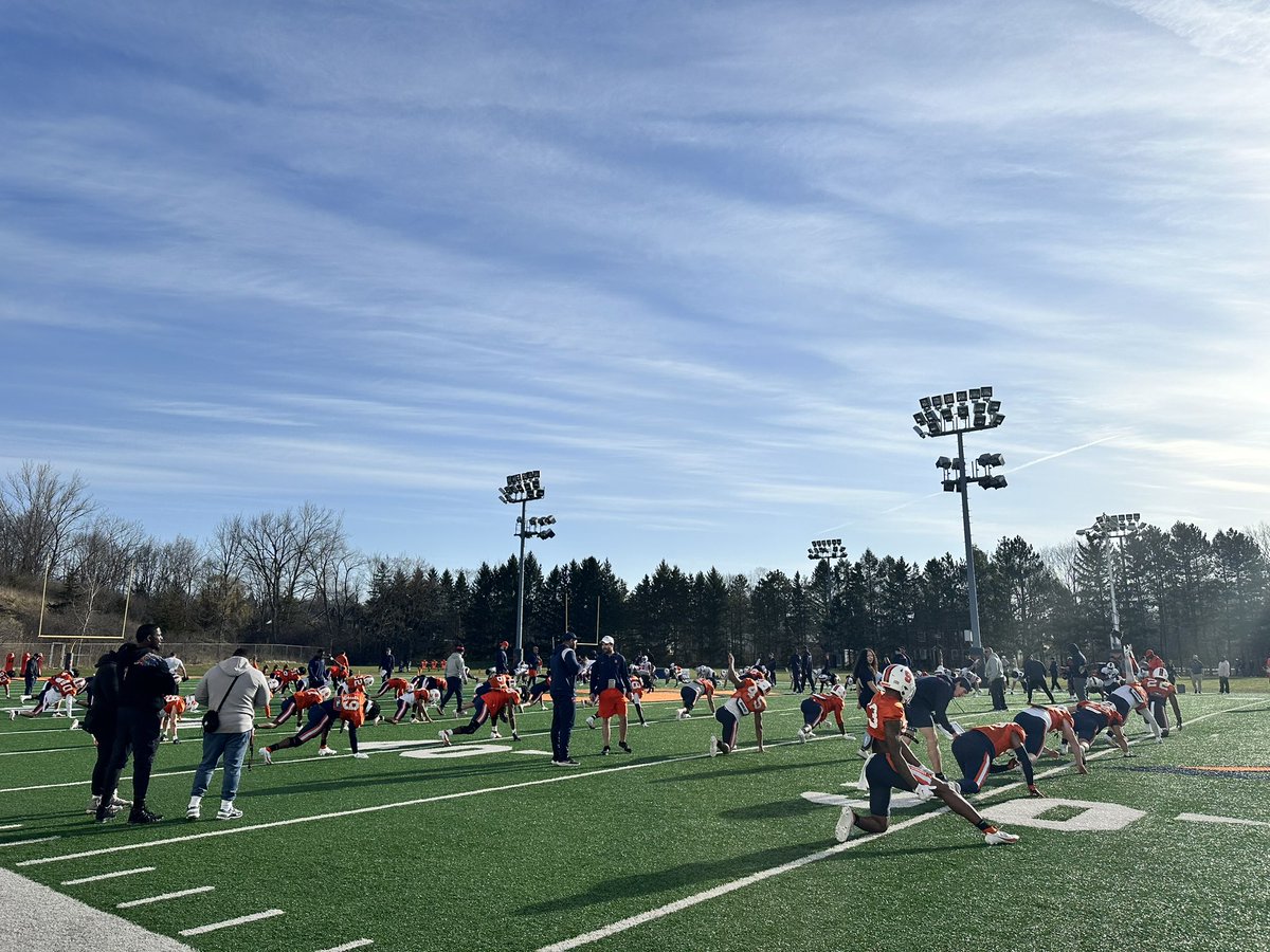 Sunshine & @CuseFootball this morning ☀️🎉