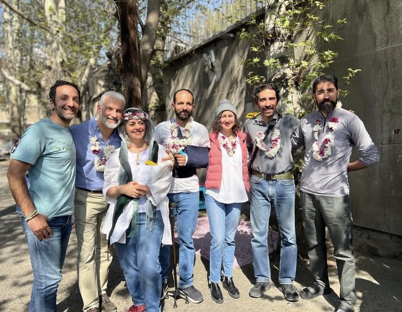 آنها نه نفر بودند، یک نفر در زندان خودکشی کرد! یک نفر با امریکا معامله شد. 

حالا هفت نفر ماندند در یک قاب زیبا! 
آنها امروز آزاد شدند به گناه نکرده و عمر رفته. 
#امید_برای_طبیعت 🌱