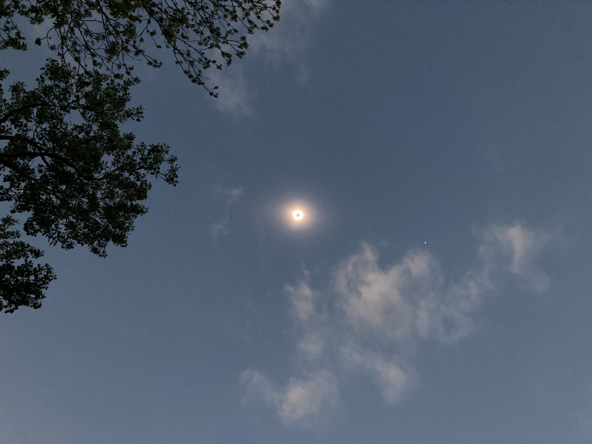 Here are some more beautiful pictures from yesterday‘s #SolarEclipse2024 as witnessed in Texas by #MPSGoettingen scientists. Many thanks to the photographers Sami Solanki, Pradeep Chitta and Hardi Peter for providing these!