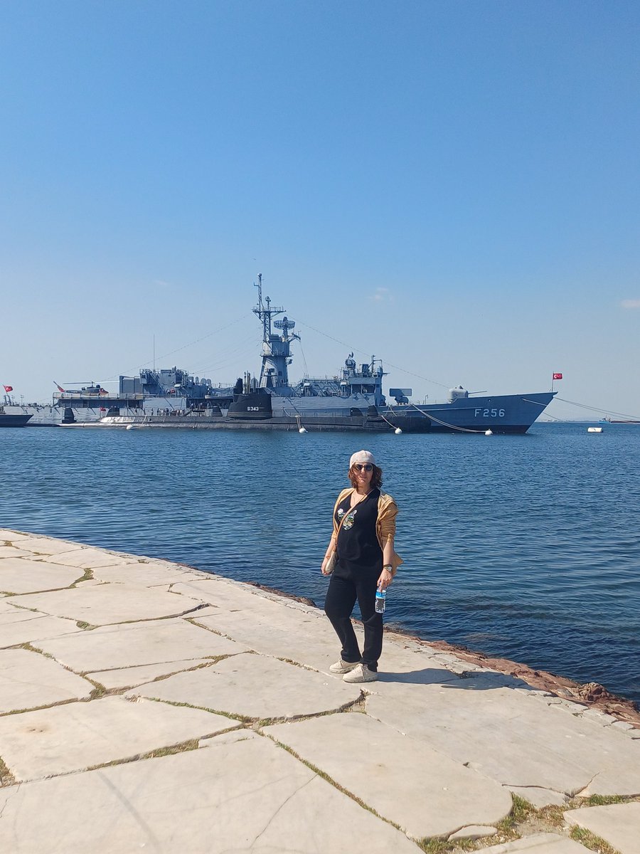Az sonra arkamdaki askeri gemiye gireceğiz, eşim aslında gemi mühendisi olduğu için kendisinden iyi bir rehberlik performansı bekliyorum 😍 #İzmir #İnciralti