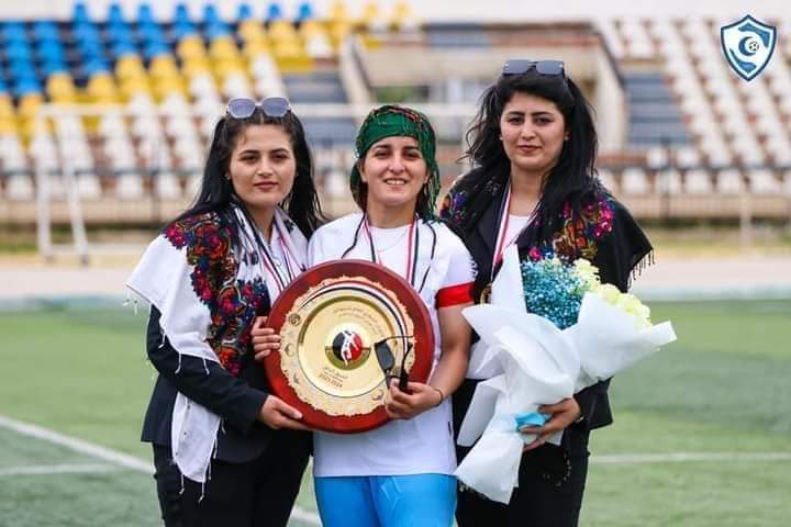 ايشارب او شال الكوردي كان حضرا اثناء تتويج لبوات نادي الهلال من قامشلو ببطولة الدوري السوري بكرة القدم وحصولهن على بطولة الدوري... الف مبروك لبوات نادي الهلال 🌺✌⚽️