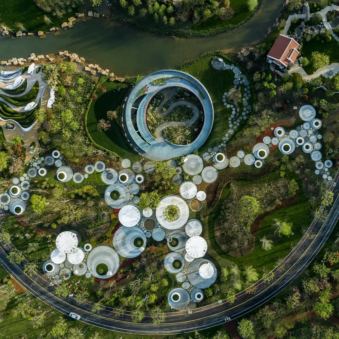 Shenzhen Garden, designed by Fangxing Design, intertwines the site’s characteristics with its structure, forming a vertical circular circulation line that enhances the visitor’s journey through the garden. The garden’s theme, “Symbiosis Ring,” highlights the interconnectedness of…