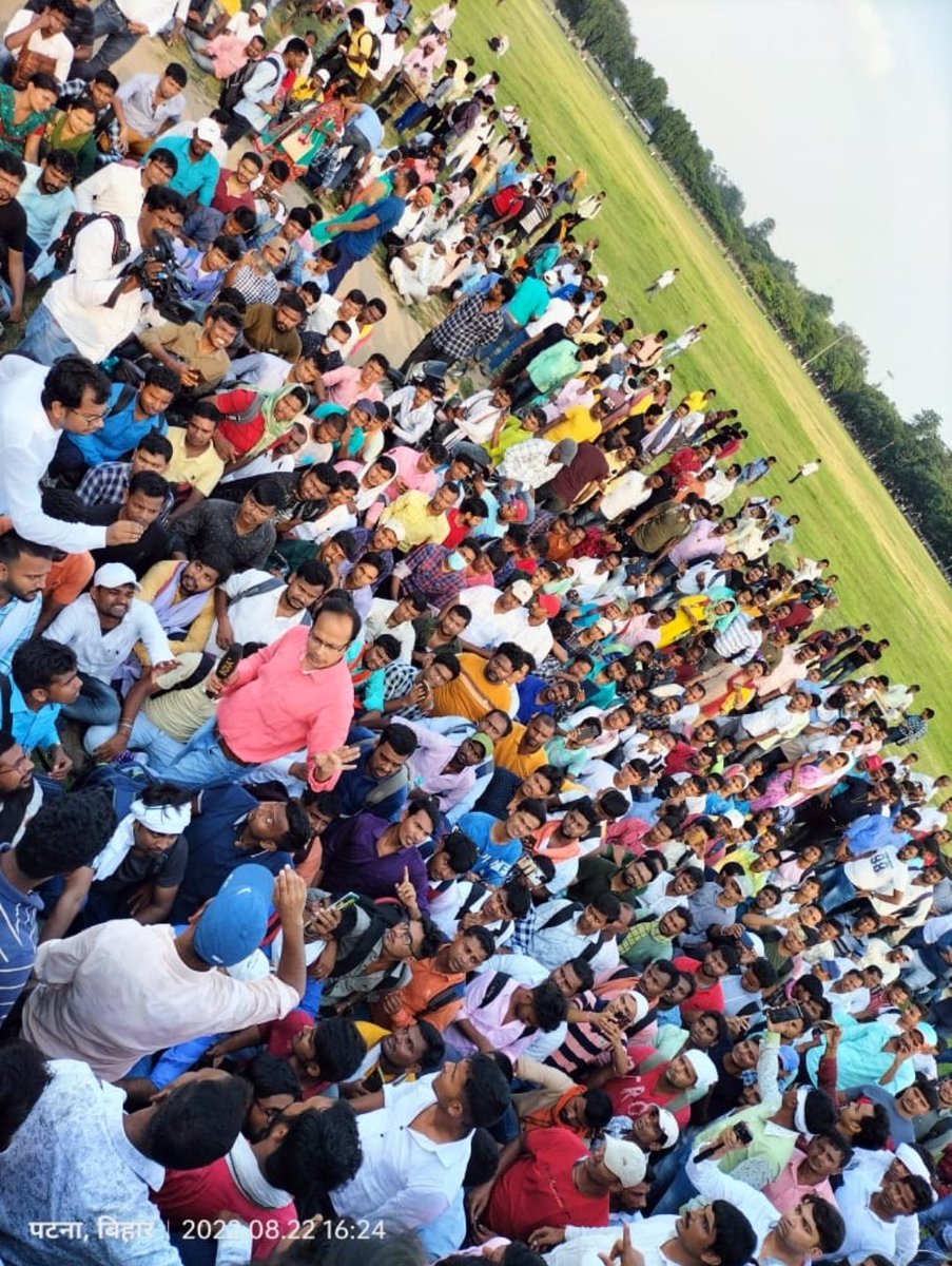 डोमिसाइल की मांग को लेकर 2019 से संघर्षरत रहा बिहार के युवा पुलिसिया कारवाई का शिकार हुए बिहार के अभ्यर्थी घायल हुए बिहार के अभ्यर्थी लेकिन नौकरी मिला बिहार के बाहर के अभ्यर्थी को इनका उत्तर सभी अभ्यर्थी नोटा का बटन दबाकर देने की कृपा करें बिहार के नेता यूपी से वोट मांगे