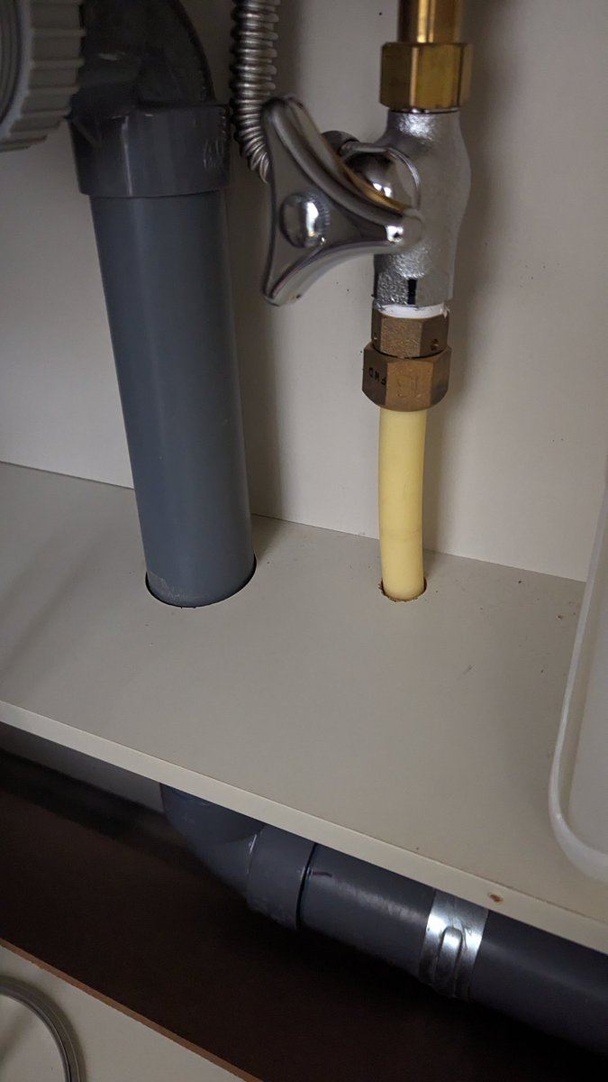 heppokogolfore's tweet photo. 10年目にして食洗機が水漏れで故障した。外して不具合箇所確認しようとしたら、給水ホースが残念な取り付けのせいで外せない。バルブの部分が抜けないんだけどー！誰か外し方教えてー https://t.co/UpX2nasseH