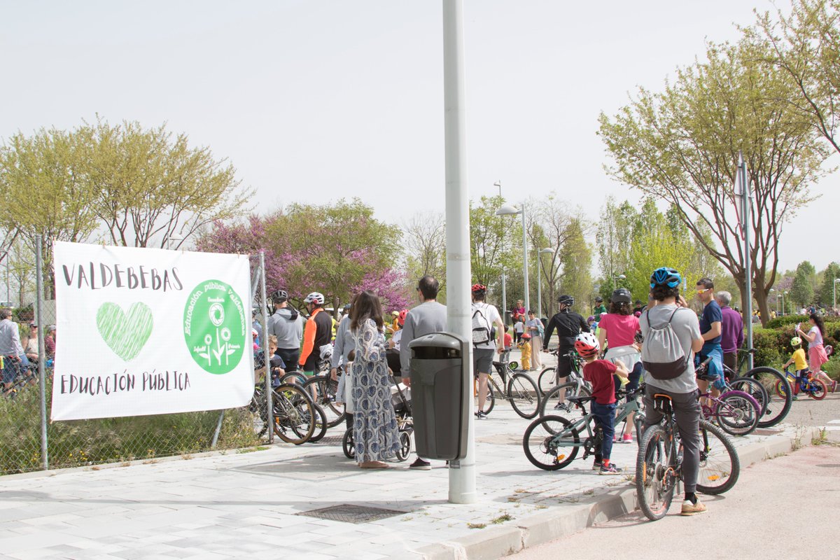 Más de 600 personas participaron este domingo en la bicicletada convocada en #Valdebebas para reclamar los centros escolares públicos prometidos por la Comunidad de Madrid.

📷 Fotos de Helena Careaga