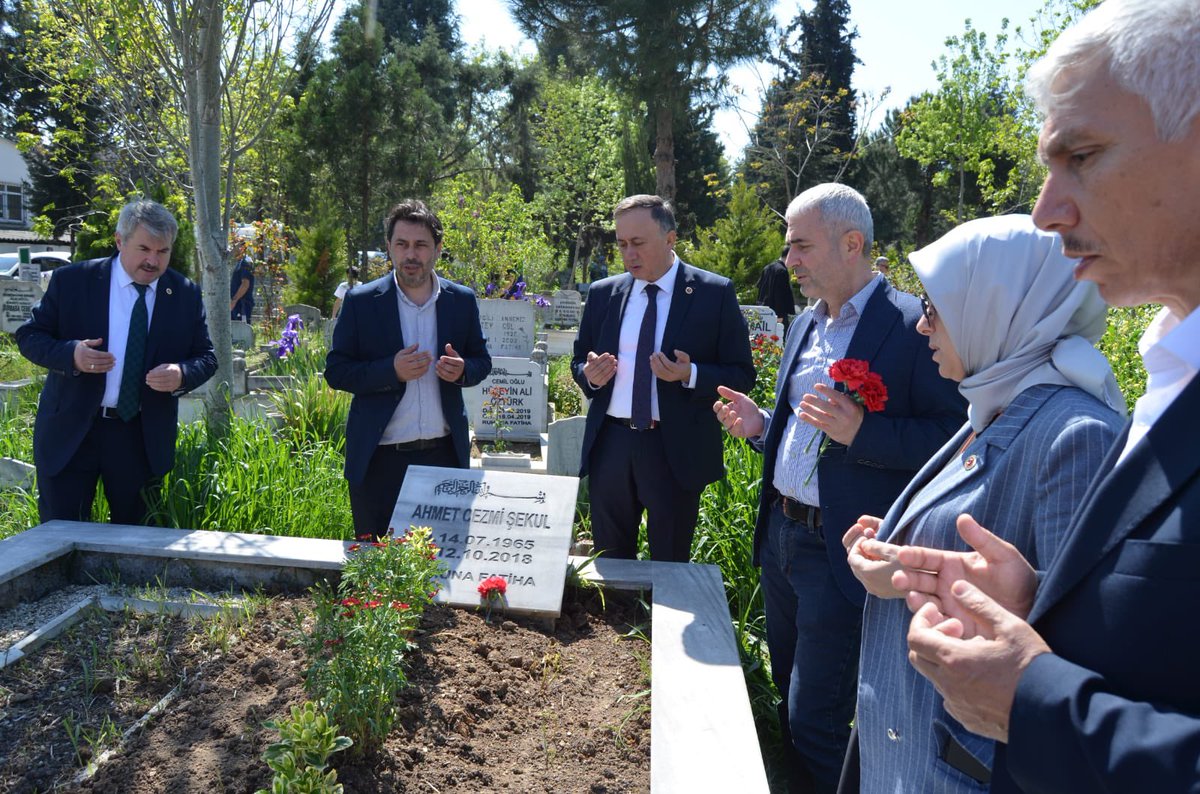 İlçe başkanımız Recep Kaya SKM başkanımız Hasan Özdemir meclis üyelerimiz ve yönetimimiz ile birlikte geçmiş dönemlerde teşkilatımız da görev alan merhum Ahmet Cezmi Şekul’u kabri başında ziyaret ettik. Mekanı cennet olsun inşallah. #AkPartiGebzeSahada