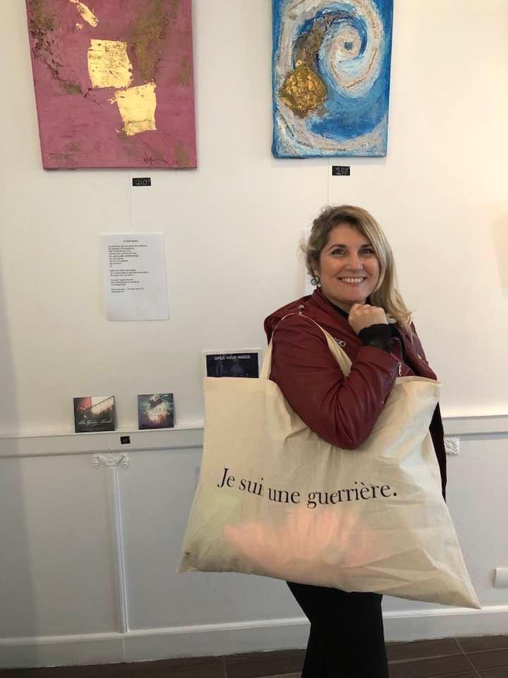 Exposition de mes œuvres en mai 2019 Paris 5e #expo #veronicaantonelli #plasticienne #artistepeintre #jesuisuneguerriere je remercie la créatrice de ce sac qui m’avait attribué cette collection a juste titre. Dans ma vie, j’ai créé et tout obtenu par moi-même et j’en suis fière.