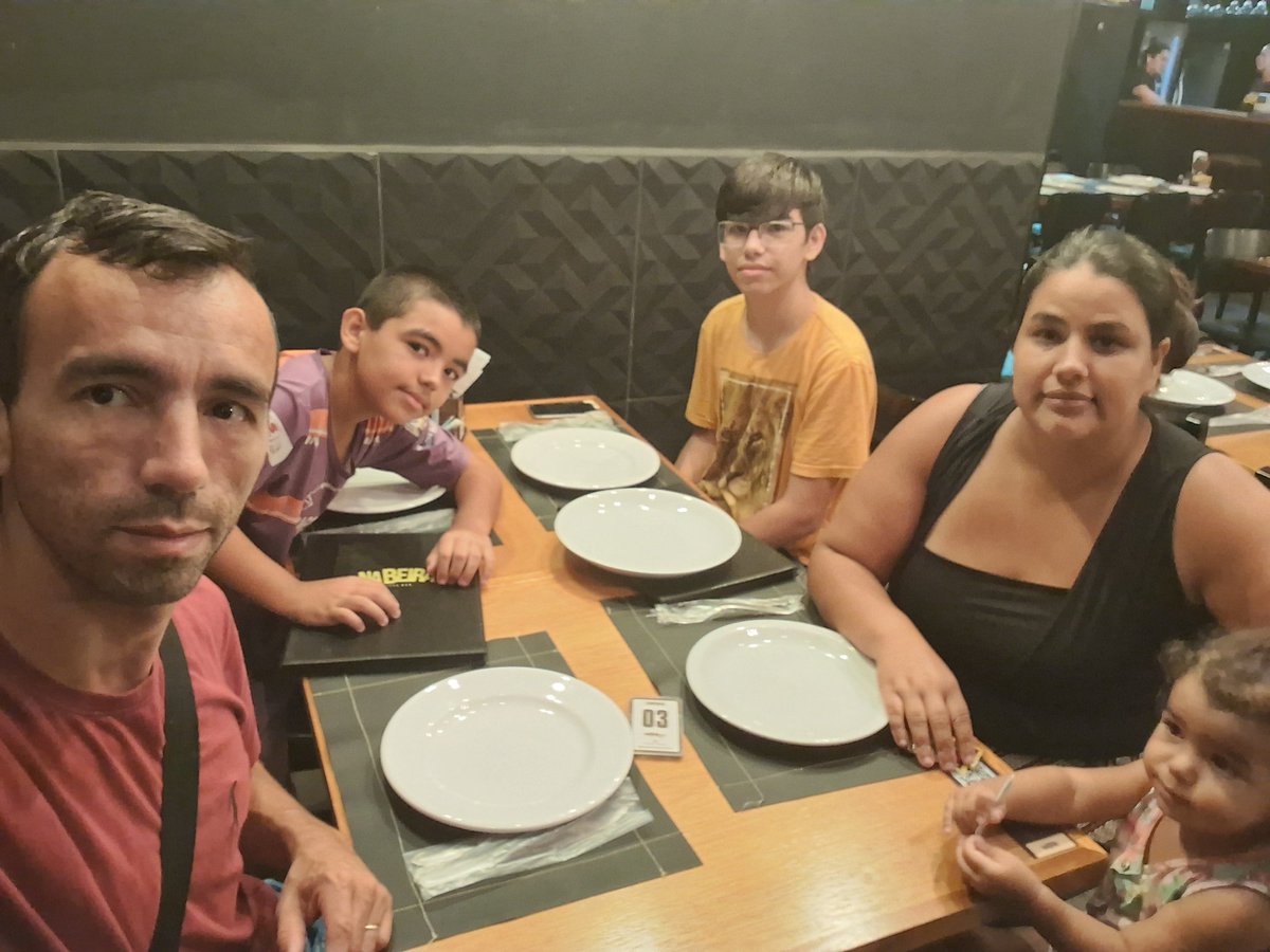 MagdielBastos's tweet photo. Jantar em família ABENÇOADO. https://t.co/q4bz6TBWEU
