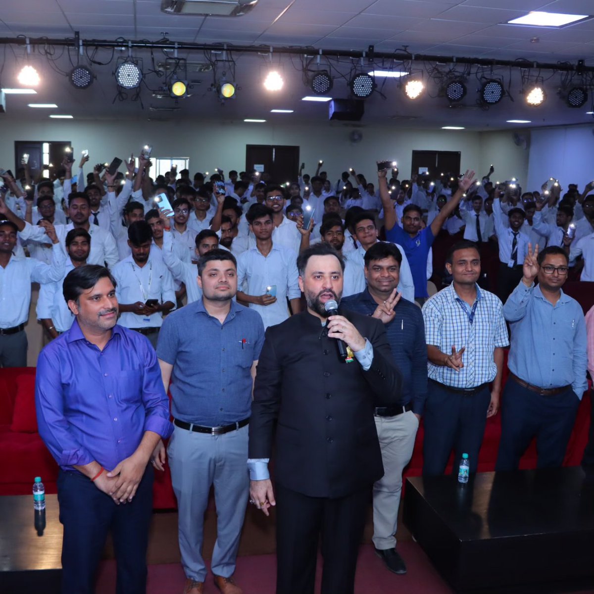 RohitGuraru's tweet image. Insightful and interactive session conducted by Ecell LIET, @khalidwani ji Founder KWCG, TedX Speaker &amp;amp; Marketing guru enlight the future leaders and entrepreneurs. #Ecell #startup