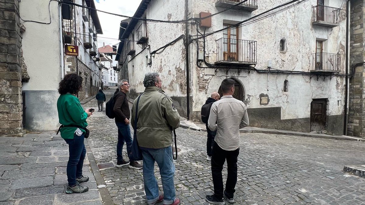 AragonFilmCom's tweet photo. #techrecce para próximo largometraje de ficción en el #pirineoaragonés 
❇️Nuestro acompañamiento es clave para que en los permisos  no te lleves más sobresaltos que los propios de un rodaje😉
#locationlocationlocation #locationscouting #locationmanagers #locationmanagersguild https://t.co/ffeaeQb7r0