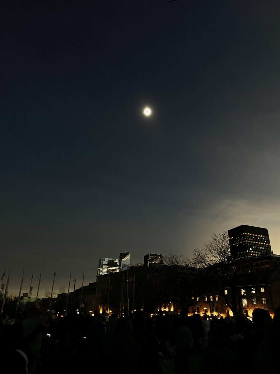 DimiDerigent's tweet photo. Un moment unique, suspendu dans le temps 🌔🌒🌑

Au delà de cette expérience astronomique monumentale, ce sont vraiment les instants de communion, d’excitation puis d’apaisement que je retiens.

#Eclipse2024 https://t.co/wNyIeSlbty