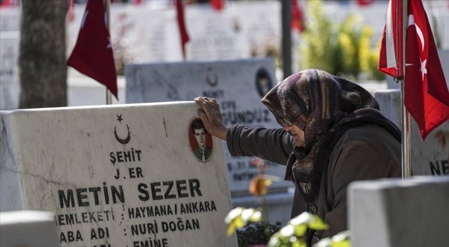 “Kimisi bayramda çıkar gelir,
Kimisi de çıkıp gelse bayramdır...”