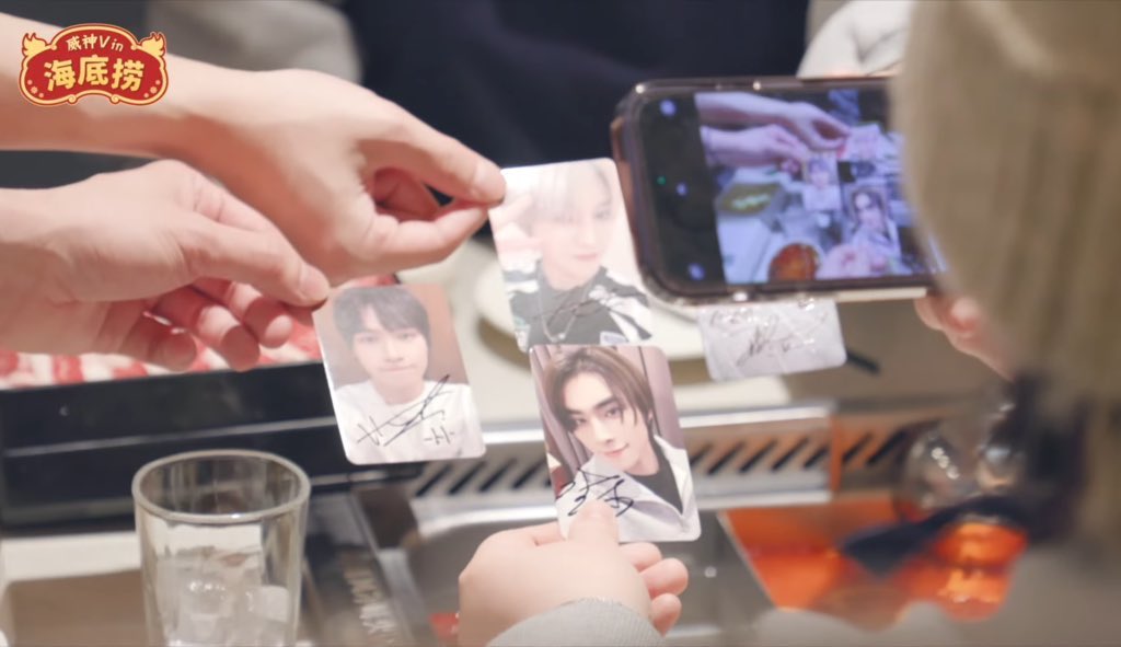 yangyang and hendery holding their OWN PHOTOCARDS in a photo taken by a wayzenni DAMN 😭 oh to be this kind of lucky!