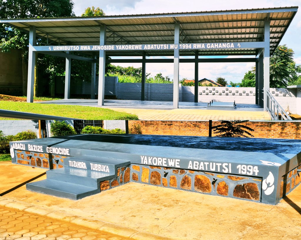 Ubuyobozi bw’Umurenge wa Gahanga bufatanyije na Komite ya Ibuka babatumiye mu mugoroba ubanziriza Kwibuka no gushyingura.
Uyu mugoroba wo Kwibuka ku nshuro ya 30 Jenoside yakorewe Abatutsi mu Murenge wa Gahanga,urabera ku Rwibutso rwa Jenoside yakorewe Abatutsi rwa Gahanga(16h00)