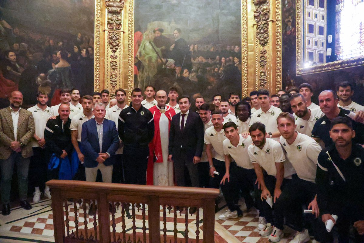 💐 El #HérculesCF realiza la tradicional ofrenda floral en su visita a la Santa Faz 💙 #MachoHércules 🤍