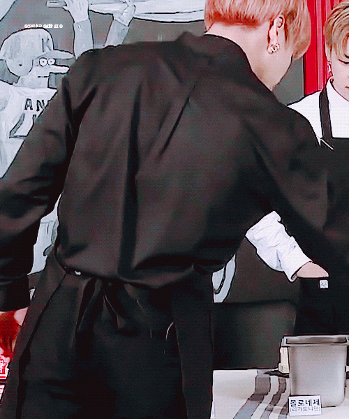 instiz's tweet photo. 정국은 뒷태가 ㄹㅇ 운동량 실감나 (Jungkook's back muscles really show his workout intensity) (링크에 더있어요👉) https://t.co/fuJDZIbKb9 https://t.co/LZRdOiYAwd
