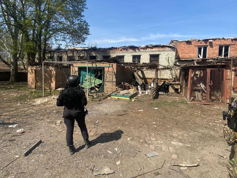 ❗️The Russians conducted an airstrike on Konstantinovka in #Donetsk region, resulting in one civilian killed and two others injured, local authorities reported.

There may be two more people trapped under the rubble. The search operation is ongoing

📷: Donetsk RMA