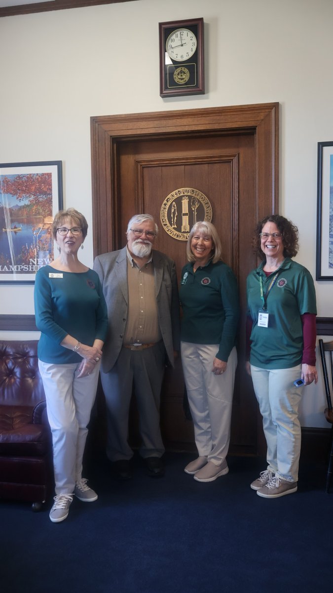 Yesterday I welcomed two new Granite State Ambassadors to the @NHHouseofReps! Please say 'hello' to our newest Ambassadors when you see them in the hallways or on a tour! *Bonus - they're both from Londonderry which happens to be my favorite town. 😉