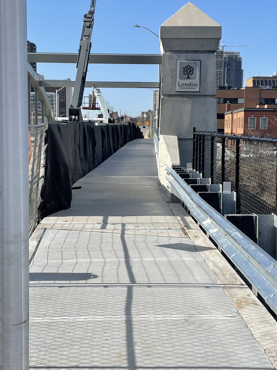 Pedestrians and cyclists are now being detoured along the sidewalk on #VictoriaBridge. We appreciate your patience as construction crews put the final pieces in place! Public Service Announcement: london.ca/newsroom/victo… #LdnOnt