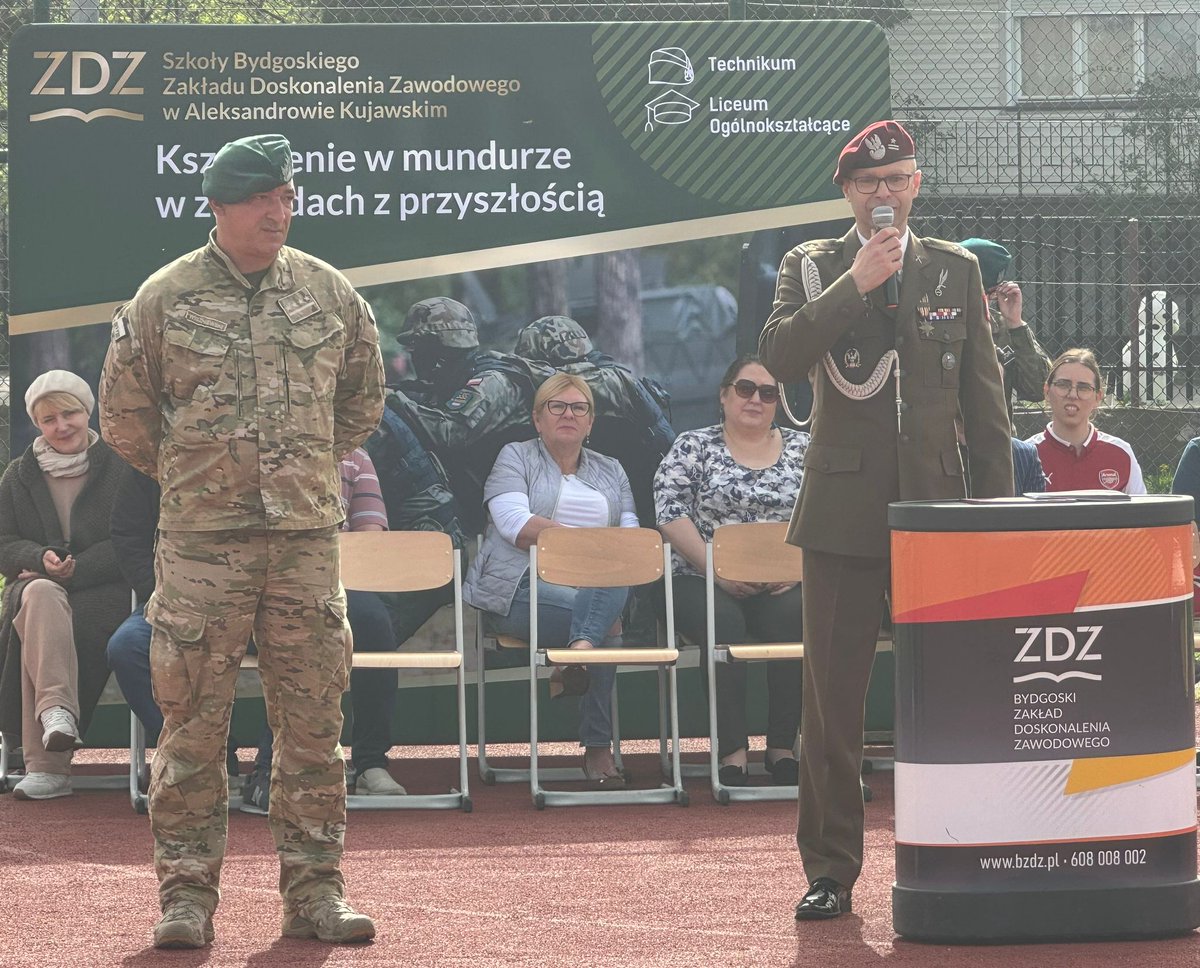 WCRTorun's tweet photo. Po uroczystym wręczeniu certyfikatów, Szef WRiP porozmawiał z kadetami na temat Skróconej #DZSW, która trwa 12 dni.
𝗚𝗿𝗮𝘁𝘂𝗹𝘂𝗷𝗲𝗺𝘆 𝘄𝘀𝘇𝘆𝘀𝘁𝗸𝗶𝗺 𝗮𝗯𝘀𝗼𝗹𝘄𝗲𝗻𝘁𝗼𝗺!!
Zapraszamy do składania wniosków o powołanie do #SDZSW !!
cz. 2/2 https://t.co/kfUjBQoQ0R