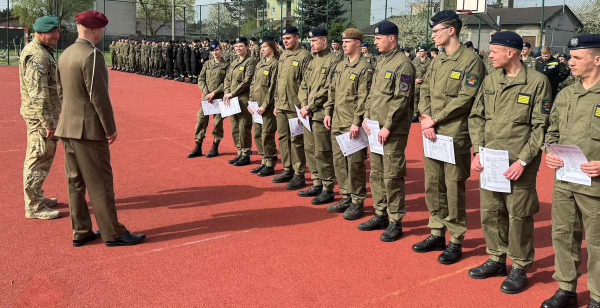 WCRTorun's tweet photo. Po uroczystym wręczeniu certyfikatów, Szef WRiP porozmawiał z kadetami na temat Skróconej #DZSW, która trwa 12 dni.
𝗚𝗿𝗮𝘁𝘂𝗹𝘂𝗷𝗲𝗺𝘆 𝘄𝘀𝘇𝘆𝘀𝘁𝗸𝗶𝗺 𝗮𝗯𝘀𝗼𝗹𝘄𝗲𝗻𝘁𝗼𝗺!!
Zapraszamy do składania wniosków o powołanie do #SDZSW !!
cz. 2/2 https://t.co/kfUjBQoQ0R