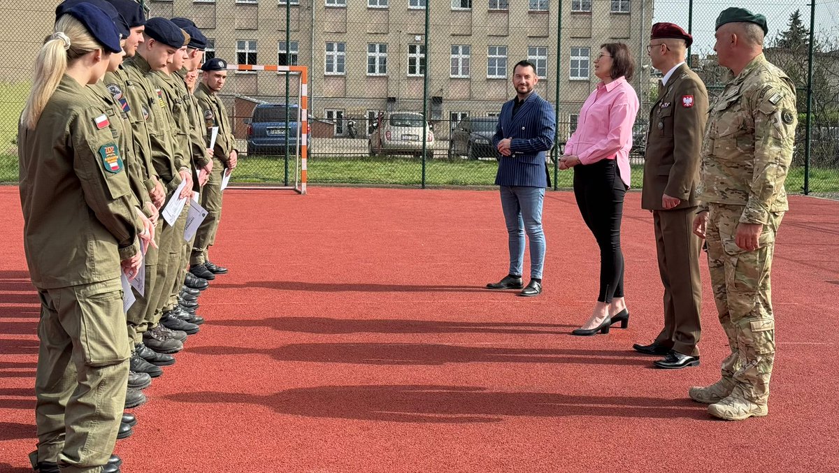 WCRTorun's tweet photo. Po uroczystym wręczeniu certyfikatów, Szef WRiP porozmawiał z kadetami na temat Skróconej #DZSW, która trwa 12 dni.
𝗚𝗿𝗮𝘁𝘂𝗹𝘂𝗷𝗲𝗺𝘆 𝘄𝘀𝘇𝘆𝘀𝘁𝗸𝗶𝗺 𝗮𝗯𝘀𝗼𝗹𝘄𝗲𝗻𝘁𝗼𝗺!!
Zapraszamy do składania wniosków o powołanie do #SDZSW !!
cz. 2/2 https://t.co/kfUjBQoQ0R