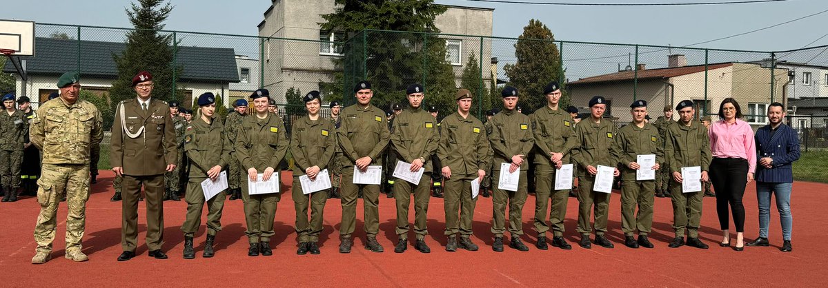 WCRTorun's tweet photo. Po uroczystym wręczeniu certyfikatów, Szef WRiP porozmawiał z kadetami na temat Skróconej #DZSW, która trwa 12 dni.
𝗚𝗿𝗮𝘁𝘂𝗹𝘂𝗷𝗲𝗺𝘆 𝘄𝘀𝘇𝘆𝘀𝘁𝗸𝗶𝗺 𝗮𝗯𝘀𝗼𝗹𝘄𝗲𝗻𝘁𝗼𝗺!!
Zapraszamy do składania wniosków o powołanie do #SDZSW !!
cz. 2/2 https://t.co/kfUjBQoQ0R