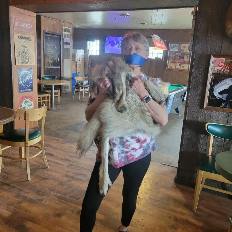 Here is allegedly Jeanne Ivie-Roberts, a relative of Cody Roberts (the man who tortured and killed a young wolf in Wyoming), posing in the Green River Bar making a mockery of the criticism Cody has received for animal abuse

#AnimalAbuse #CodyRoberts #Wyoming