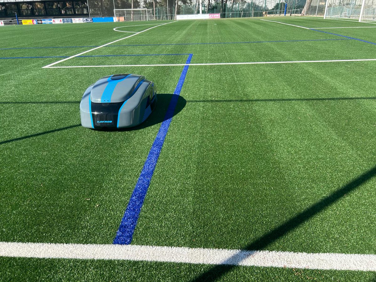 🤖 Hem fet el manteniment de la #gespa sostenible del camp de futbol de @santperederibes i @cdribes. El nostre programa de manteniment és sostenible: el realitzem amb el robot elèctric TurfRob, que redueix les emissions de CO2 perquè aconsegueix la màxima eficiència energètica.