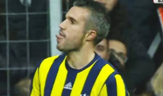 🎙 Robin van Persie:“ Fenerbahçe tarihi bir protesto yaptı. Benim zamanımda Beşiktaş, hocaları peluştan yaralandığı için (Gülüyor) sahaya gelmemişti fakat bu Süper Kupa… Dandik ziraat maçına çıkmamaya benzemez. Sağlam t**şak ister ki bu da bir tek Ali Koç’ta var.” 📺 Ziggo TV