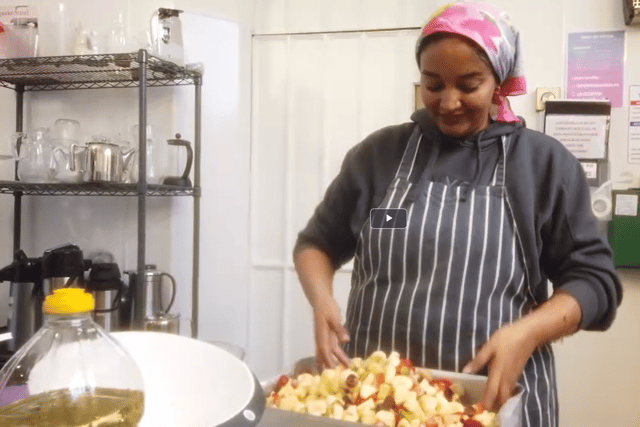 Cooking connects us to our roots🍴 But people seeking sanctuary housed in hotels are unable to cook for themselves. That's why @PompeySanctuary have started this incredible project allowing people to cook dishes from home & give back to the community burnleyexpress.net/read-this/asyl…