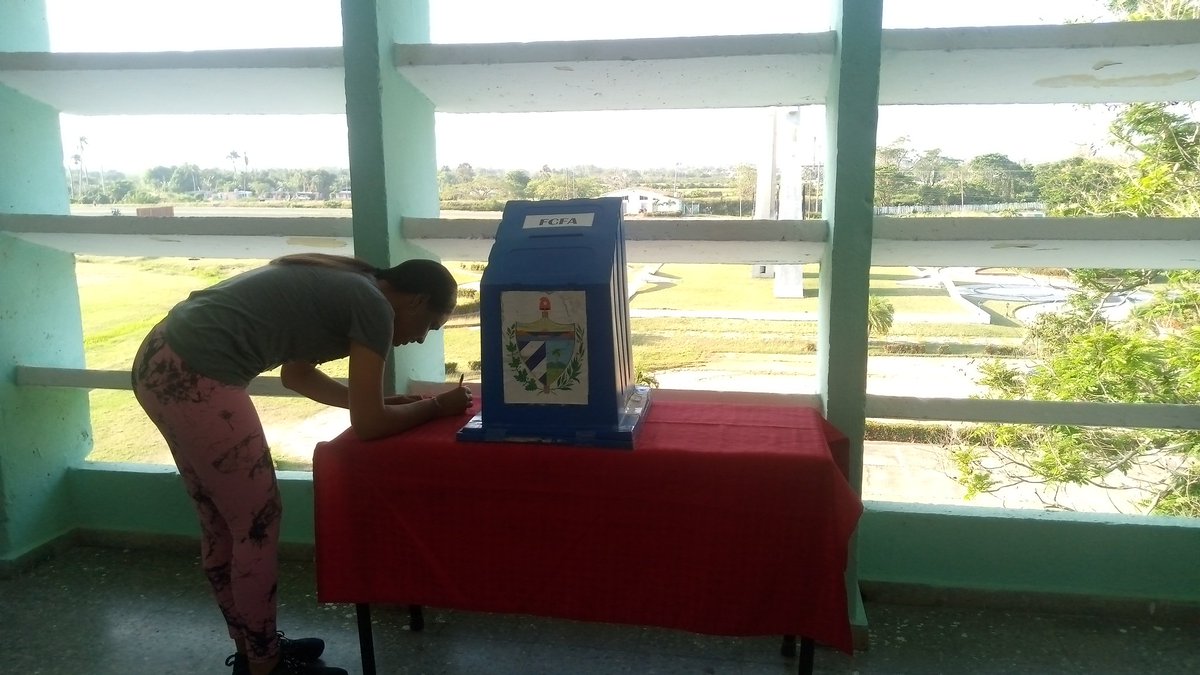 saray720406's tweet photo. Responsabilidad y compromiso con la organización más longeva de #Cuba. Elecciones del Consejo #FEUUPR. La @FCFA ejerciendo su derecho al voto con disciplina. https://t.co/JxIjoIHnZg
