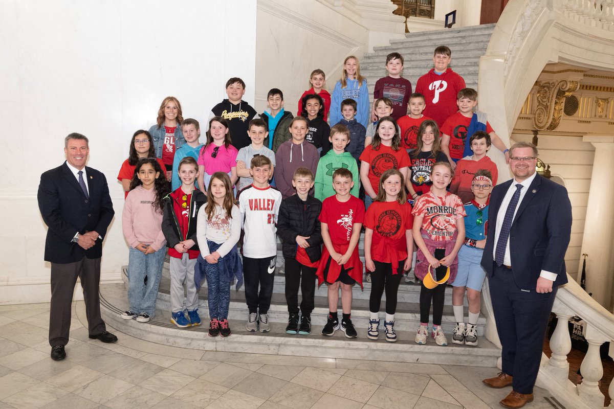 Happy to join @RepKutz in welcoming fourth graders from @CVSDnews Monroe Elementary to the Capitol yesterday. It was great seeing so many familiar faces in this bright, enthusiastic group. I hope they enjoyed the visit as much as I did!