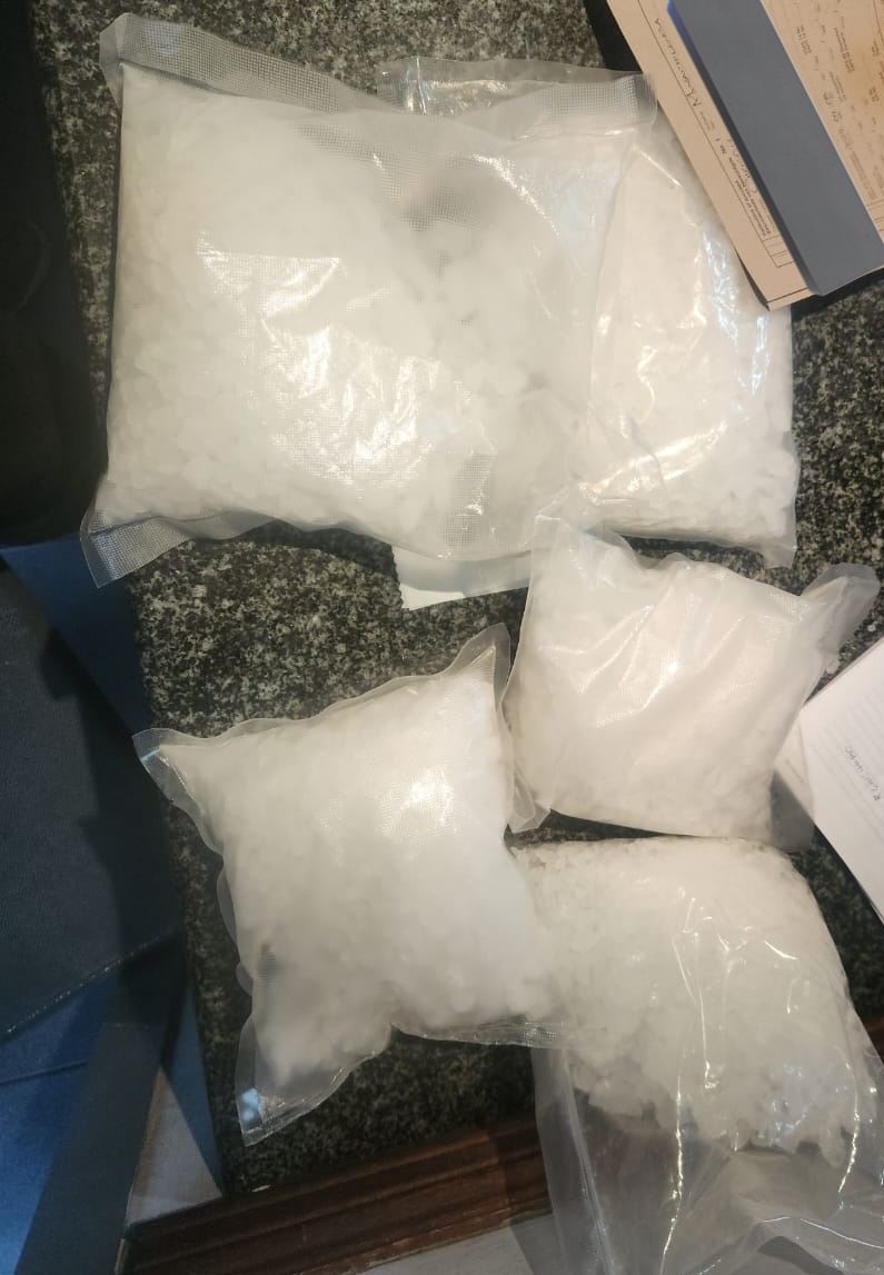 A joint operation by #JMPD TRU & JHB-DPCI (Hawks) at Houghton Hotel, Johannesburg, led to the arrest of 2x suspects for drug-related charges. 5kg of Crystal Meth, with an estimated street value of + - R800,000, was seized.
facebook.com/share/p/mLpqRr…

#ManjeNamhlanje #SaferJoburg