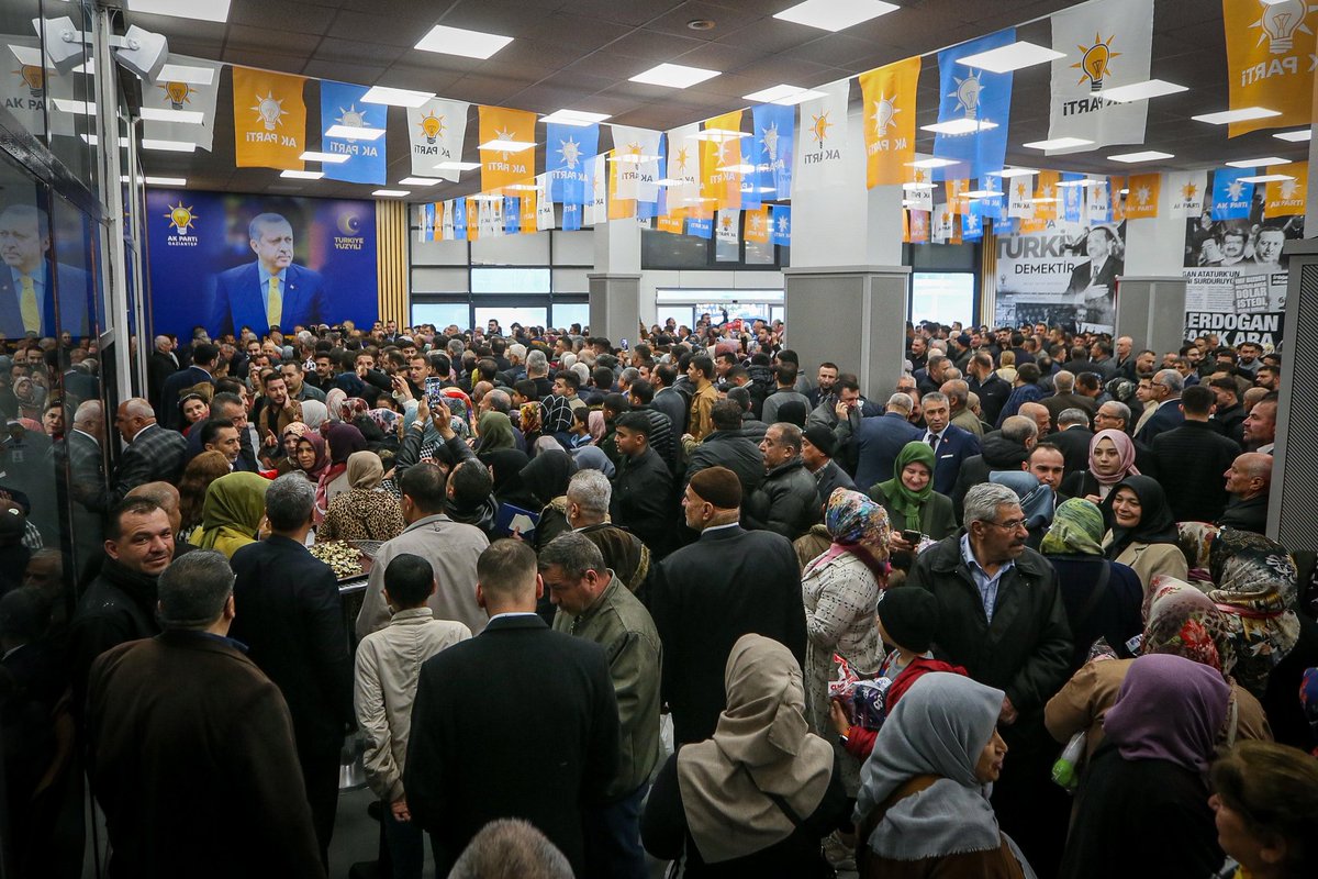 AK Parti Gaziantep İl Başkanlığı'mızda kıymetli hemşehrilerimiz ve teşkilat mensuplarımızla bayram sevincini yaşadık. Nice güzel bayramlara birlikte kavuşmak dileğiyle; bayramınız mübarek olsun.