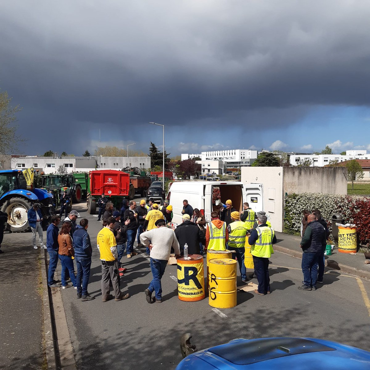 📢 EN DIRECT : à #poitiers La Coordination Rurale ne baisse jamais les bras. Le combat continue pour une juste rémunération des agriculteurs #AgriculteursEnColère #Coordinationrurale #cr86 #ploa #loa @EmmanuelMacron @MLP_officiel @rglucks1 @MarionMarechal @Fabien_Roussel