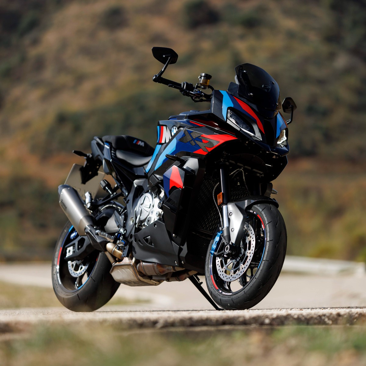 The all-new #M1000XR gets a 10/10 from Bike magazine UK  'BMW’s M 1000 XR is every inch a superbike you can live with. It’s mad-fast yet easy to ride, super-sharp but comfortable.' Discover more here: bmw-motorrad.co.uk/en/models/m/m1… #MakeLifeARide #NeverStopChallenging #BMWMotorrad