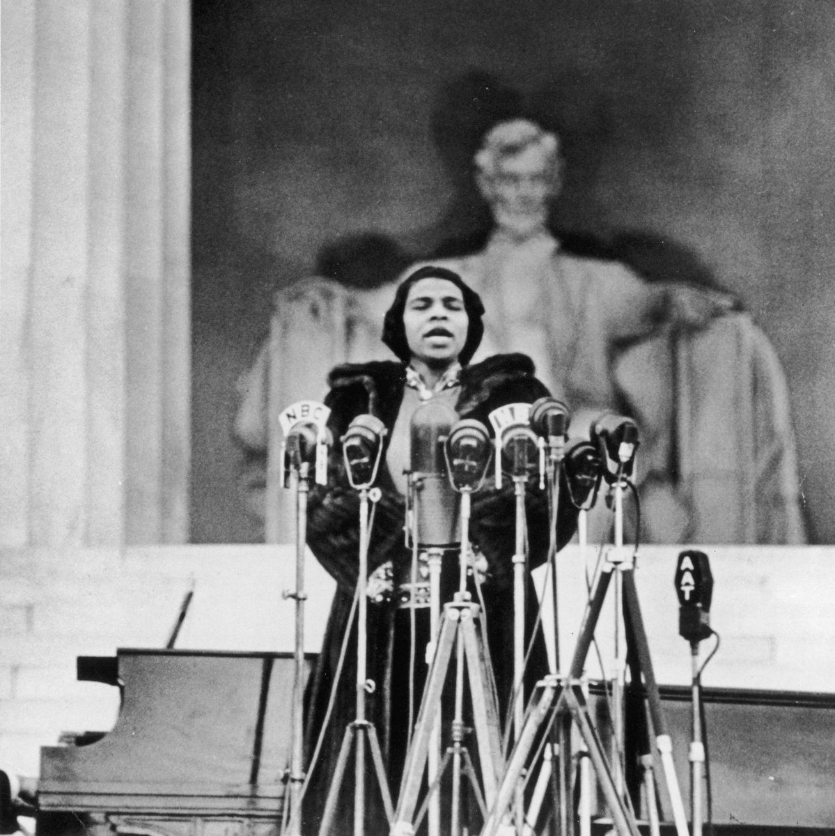 On April 9, 1939, 75,000+ people saw singer Marian Anderson perform at the Lincoln Memorial. Denied the chance to perform at Constitution Hall due to a 'white performers-only' policy, the integrated concert was a watershed moment in #WashingtonDC history: nps.gov/articles/000/m…