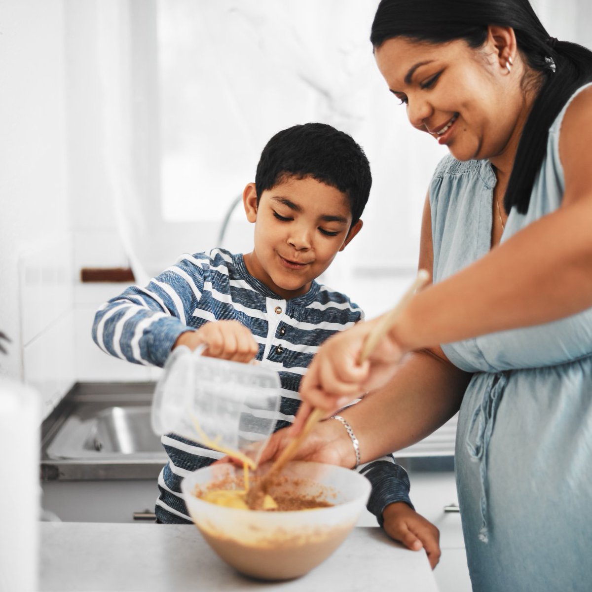 Whip up some fun on #TastyTuesday! 😋 Stirring, measuring, and baking are not just delicious but also a recipe for building math prowess. Dive into these 10 baking tricks to mix math into your kitchen creations: naeyc.org/resources/blog…
