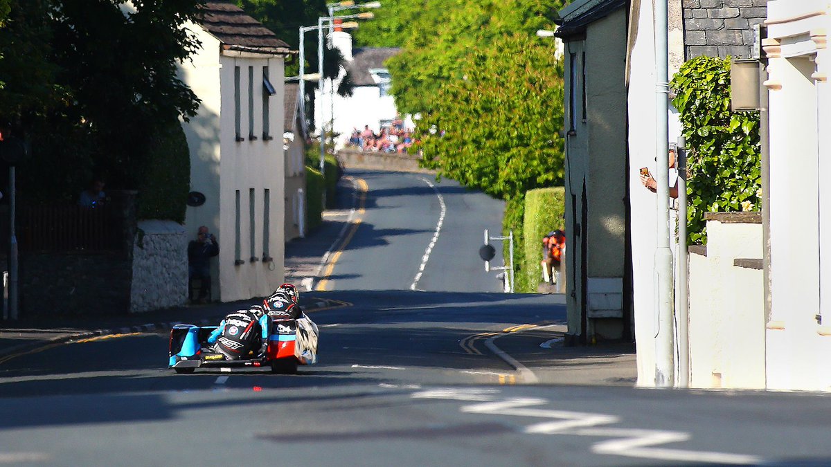 Swipe to watch the Birchalls fly into Kirk Michael 🦅🦅

#sidecar #roadracing