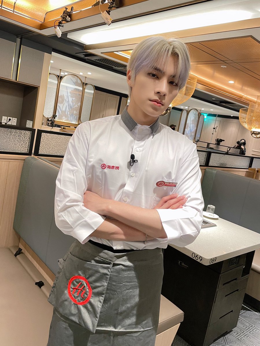 Chef Xiao being very strict with the sauce recipe☝️ #XIAOJUN #肖俊 #샤오쥔 #威神V_in_海底捞 #WayV_in_HAIDILAO #WayV #威神V #海底捞 #HAIDILAO