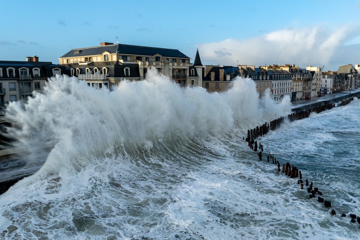 𝑻𝑬𝑴𝑷𝑬𝑻𝑬 𝑷𝑬𝑹𝑹𝑰𝑪𝑲 et 𝑮𝑹𝑨𝑵𝑫𝑬𝑺 𝑴𝑨𝑹𝑬𝑬𝑺 Spectacle surpuissant ce matin à Saint-Malo où les vagues prenaient d'assaut la ville. Voici mes premières images ramenées au coeur de la tempête. 𝑀𝑎𝑡ℎ𝑖𝑒𝑢 𝑅𝑖𝑣𝑟𝑖𝑛