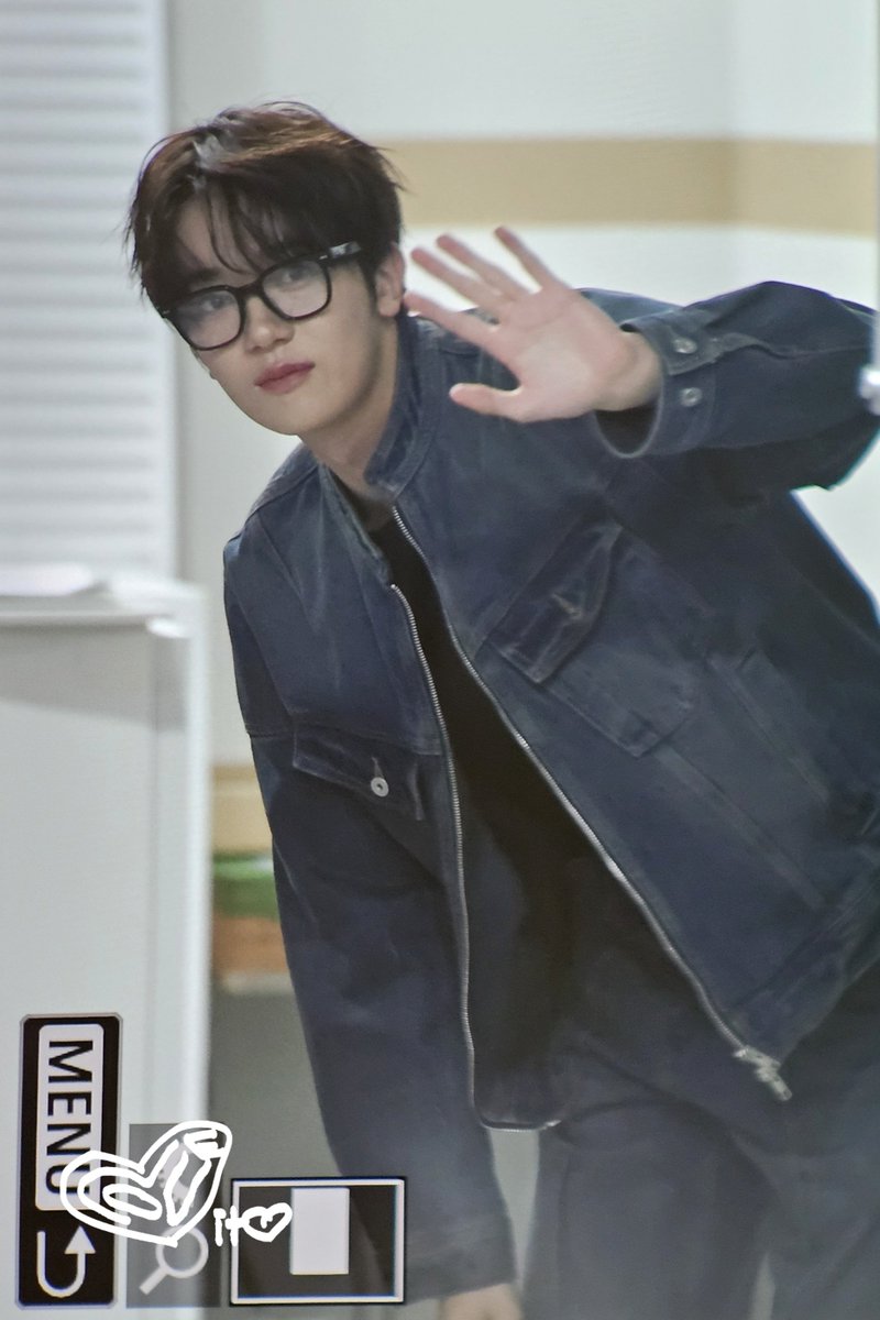 loveit010514's tweet photo. 240409

여기저기 잊지않고 인사 다 해주는
다정한 신볶은동그라미씨👓

#OMEGA_X #오메가엑스 #신예찬 #예찬 #YECHAN #イェチャン #love_yechan https://t.co/bWOHeTXBVX