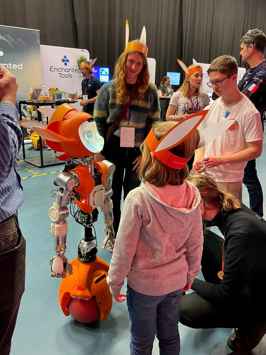 🤩 Impressionnés par l'engagement des 800 jeunes 👧🏾👦🏻 au Défi Robotique par @first_france. L'enthousiasme pour nos robots Mirokaï était électrisant ⚡️ L'avenir est lumineux! ✨ #Robotique